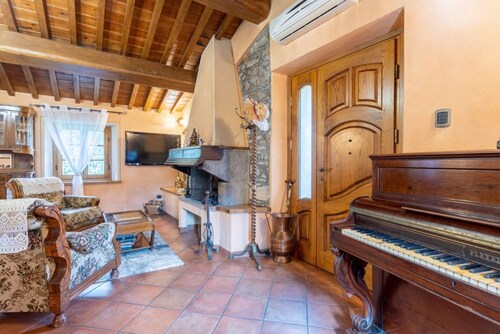 GuestHost - Wonderful 140 sqm apartment, perfect for 7 people, located on the first floor of an old renovated semi-detached house surrounded by greenery (stairs to access it).The apartment is located in Borgo a Mozzano, a picturesque village immersed in 