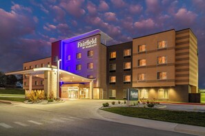 A Fairfield by Marriott hotel with a modern design, featuring a prominent entrance and multiple floors. - Fairfield by Marriott Inn & Suites Kansas City at The Legends (Kansas City)