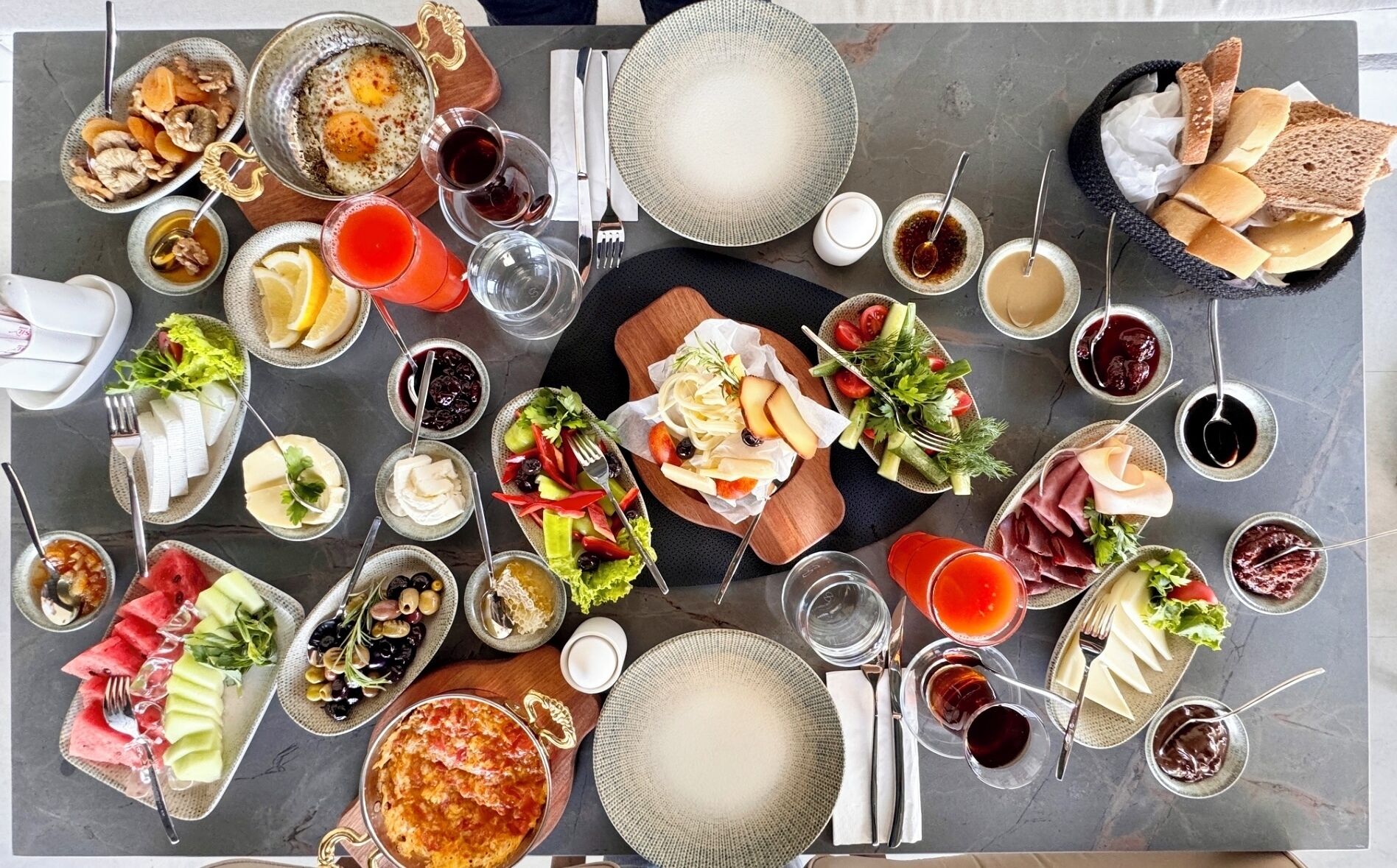 Un bufé de desayuno con diversas opciones de comida y bebidas.