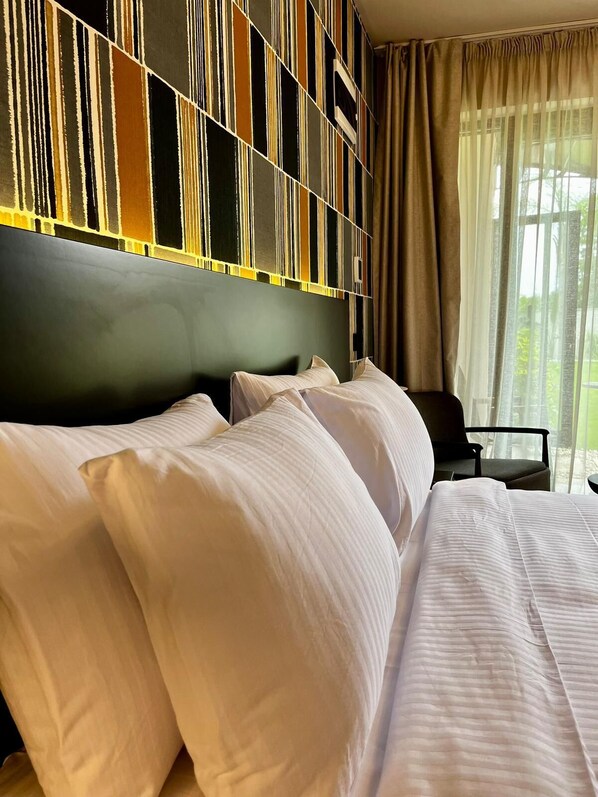 Kamar Eksekutif | Minibar, brankas, meja kerja, dan kedap suara