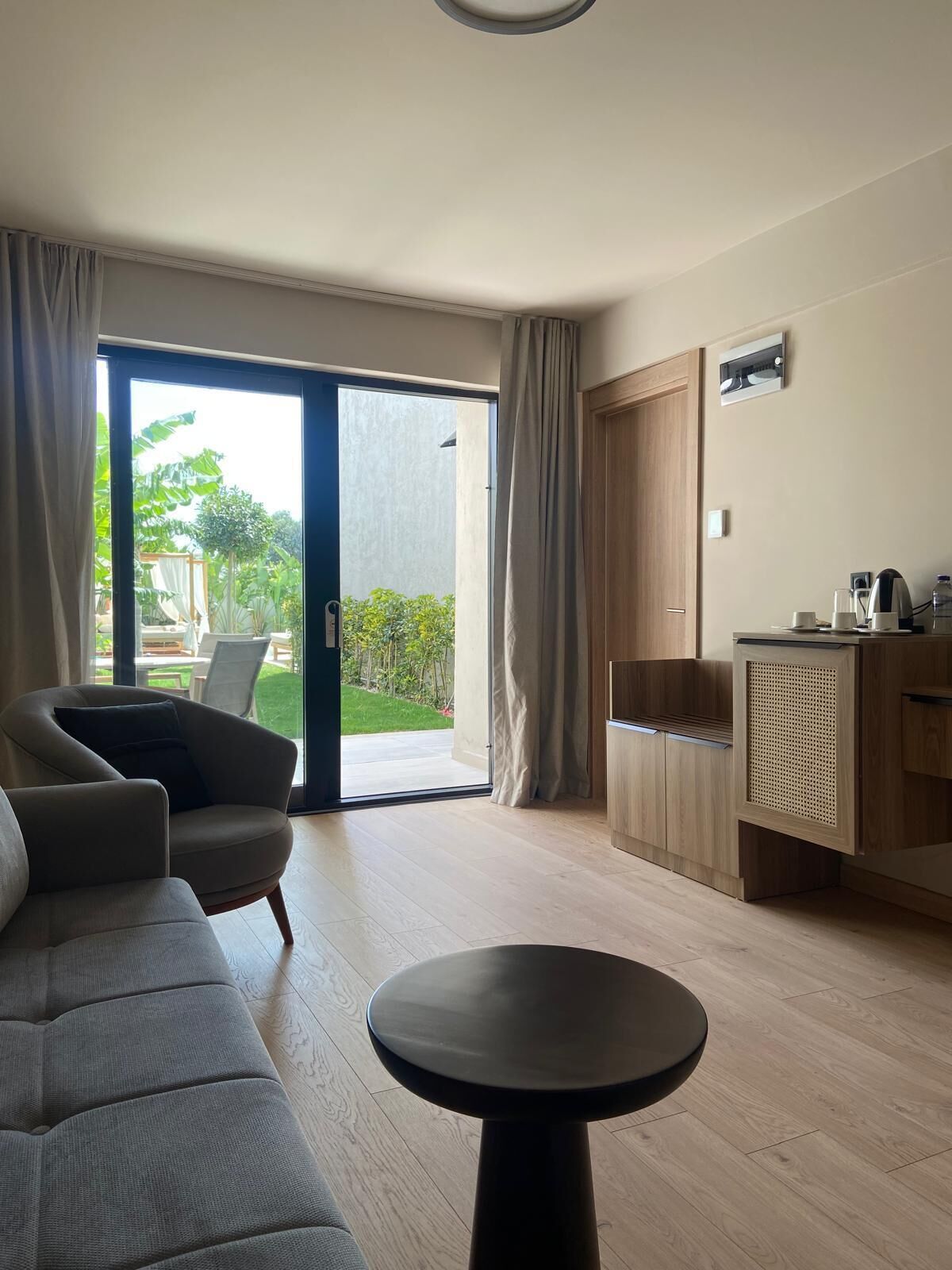 Family Suite, Balcony, Garden View | Bar mini, peti besi dalam bilik, kalis bunyi, seterika/papan seterika 
