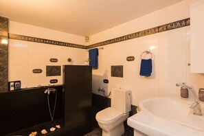 Shower, hair dryer, towels, soap - Mary's Apartment, just 200m far from Rethymno's expansive sandy beach! (Rethymno)