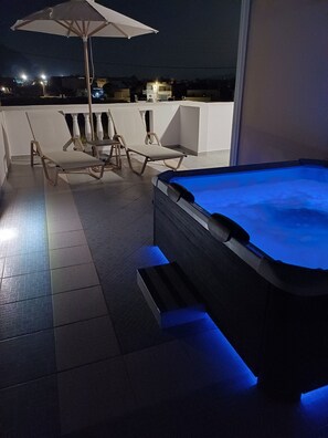 Tomannsrom – superior, spabadekar, delvis sjøutsikt | Terrasse/patio