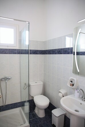 Superior-rum - utsikt mot trÀdgÄrden | Badrum | Dusch, gratis toalettartiklar, hÄrtork och handdukar