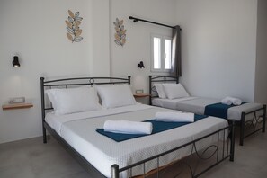 Deluxe Triple Room with Sea View | Minibar, ljudisolering, gratis wi-fi och sängkläder