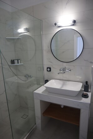 Deluxe Triple Room with Sea View | Bathroom | Shower, free toiletries, hair dryer, towels - pension st.george (Santorini)