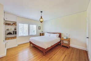 2 habitaciones, escritorio y tabla de planchar con plancha