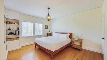 2 sovrum, skrivbord, strykjärn/strykbräda och resesäng