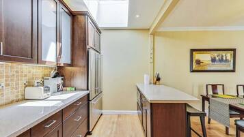 Refrigerador, microondas, horno, placa de cocina