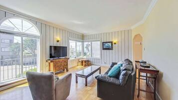 Smart-tv och eldstad