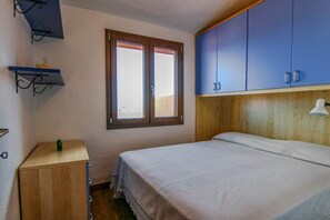 1 bedroom, travel crib, free WiFi, bed sheets