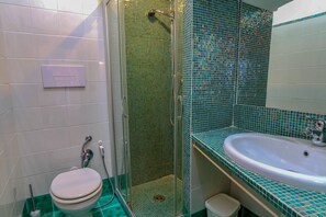 Shower, hair dryer, bidet, towels