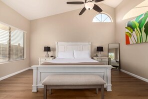 4 soverom, skrivebord, strykejern/-brett og reiseseng for barn