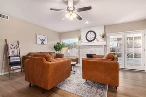 Fernseher, Kamin, Bücher, Arbeitsbereiche