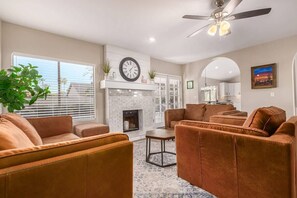 Fernseher, Kamin, Bücher, Arbeitsbereiche