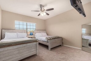 4 Schlafzimmer, Schreibtisch, Bügeleisen/Bügelbrett, Reisekinderbett