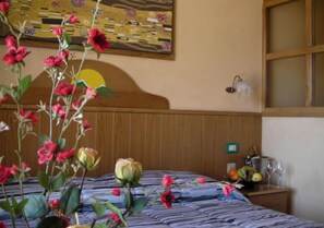 经典双人房或双床房, 阳台, 山景 | 办公桌、免费 WiFi