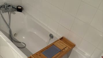 Een douche, een bubbelbad, een haardroger, een bidet