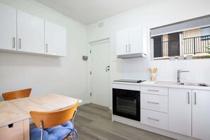 Fridge, microwave, oven, stovetop - Sammy's Seaside Hideaway in Henley Beach (Henley Beach South)