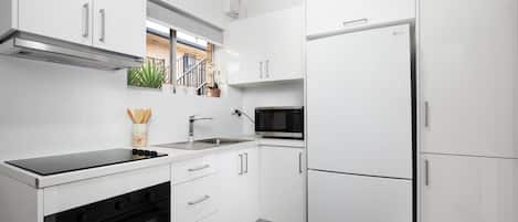 Refrigerador, microondas, horno, placa de cocina