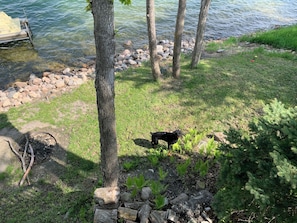 Guests can enjoy a serene lakeside setting with a grassy area and a small body of water.