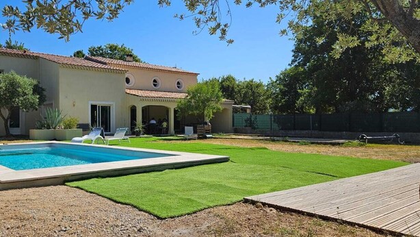 A house with a swimming pool, a patio, and a wooden deck. - Location Villa Avec 2 Appartements Ind, Proche du Lac de Ste Croix et du Verdon (Régusse)