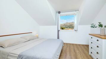 Standard Apartment | Desk, free WiFi