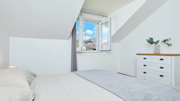 Standard Apartment | Desk, free WiFi