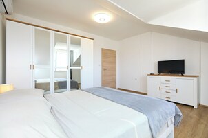 Standard Apartment | Desk, free WiFi