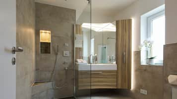 Dusche, Haartrockner, Handtücher