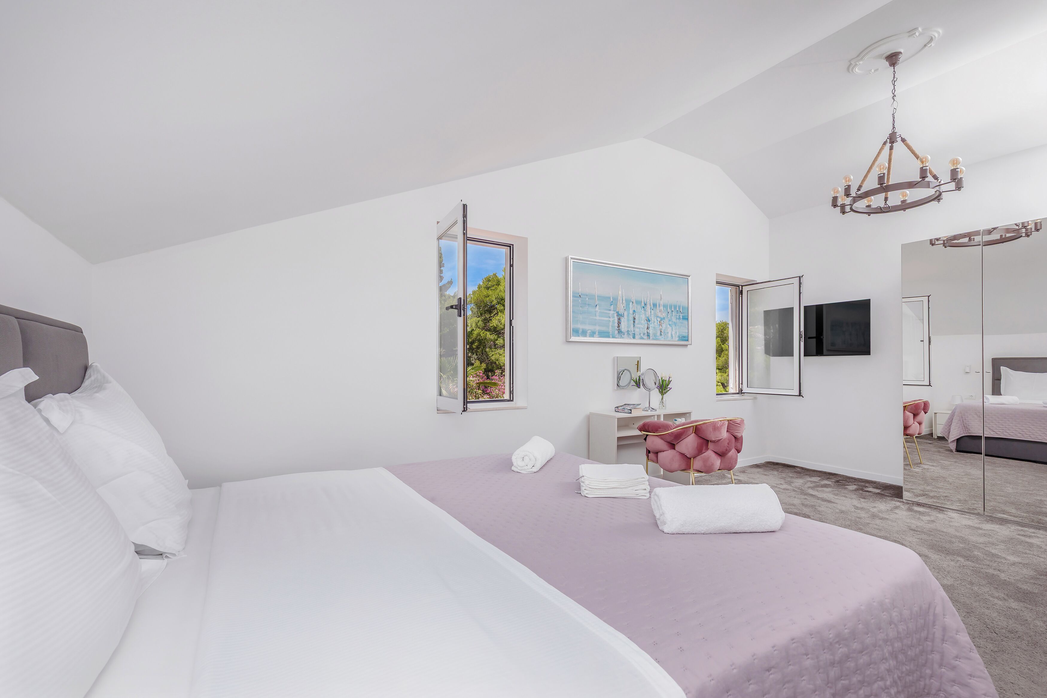 4 quartos, roupas de cama premium, escrivaninha