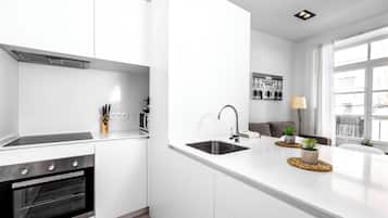 Full-size fridge, microwave, oven, stovetop