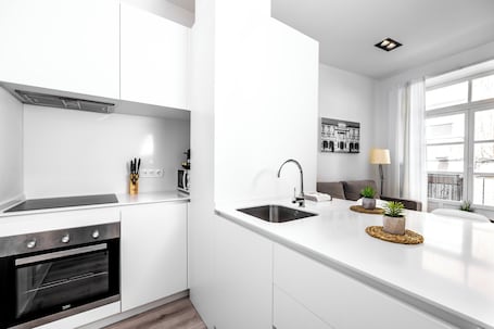 Refrigerador con freezer, microondas, horno, placa de cocina. Apartamentos Turísticos Gran Vía