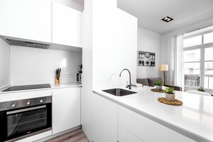 Refrigerador con freezer, microondas, horno, placa de cocina