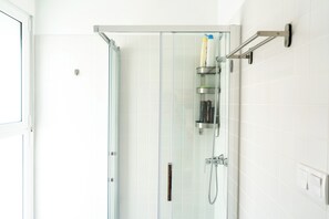 Appartement Prestige | Salle de bain | Douche, séchoir à cheveux, serviettes fournies, savon