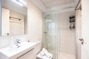 Shower, hair dryer, towels, soap - Apartamentos Turísticos Gran Vía (Cartagena)