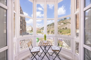 Apartamento superior | Zona de estar | Una televisión de pantalla plana