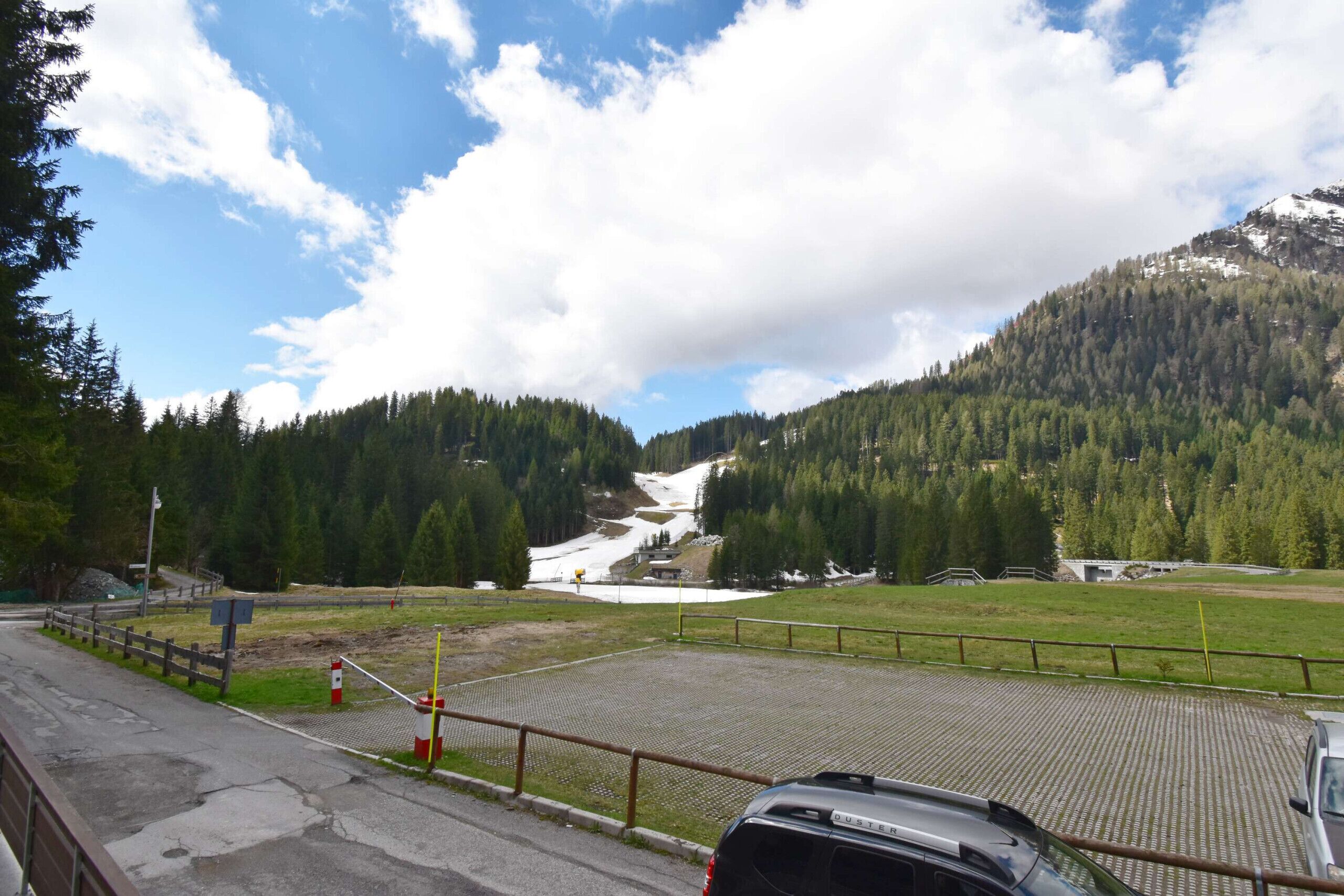 Un'area di parcheggio con vista su una montagna e una foresta.