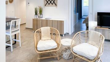 Luxe appartement, uitzicht op zee | Woonruimte | Televisie