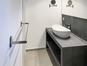 Luxury-Apartment, Meerblick | Badezimmer | Haartrockner