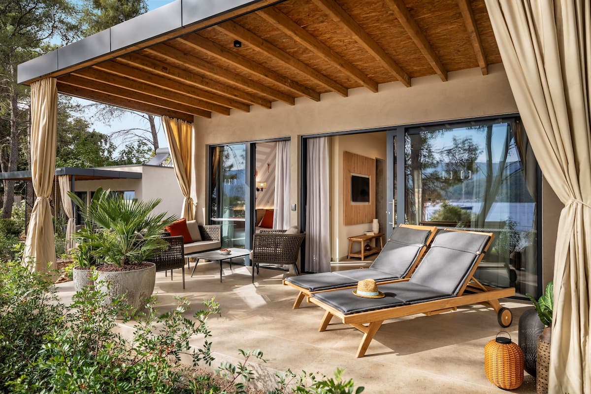Villa superior, vista parcial al mar | Terraza o patio