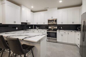 Fridge, microwave, oven, stovetop - Vizcaya #7 - Moab's Newest Luxury Rental (Moab)