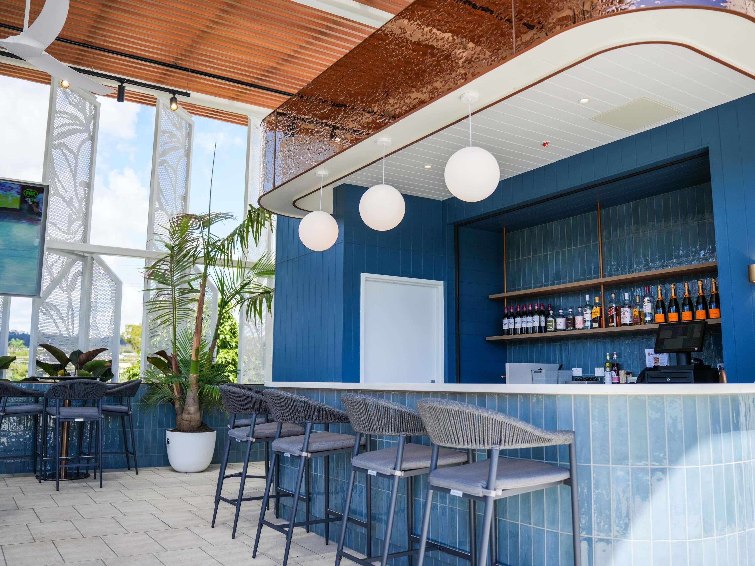 2 bars/lounges, rooftop bar