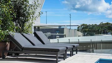 Una piscina al aire libre (de 07:00 a 20:30), tumbonas