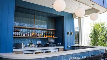 2 bars/lounges, rooftop bar