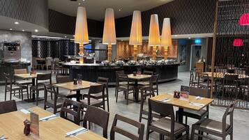 2 restaurantes; se sirve desayuno, almuerzo, cena y brunch