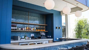 2 bars/lounges, rooftop bar