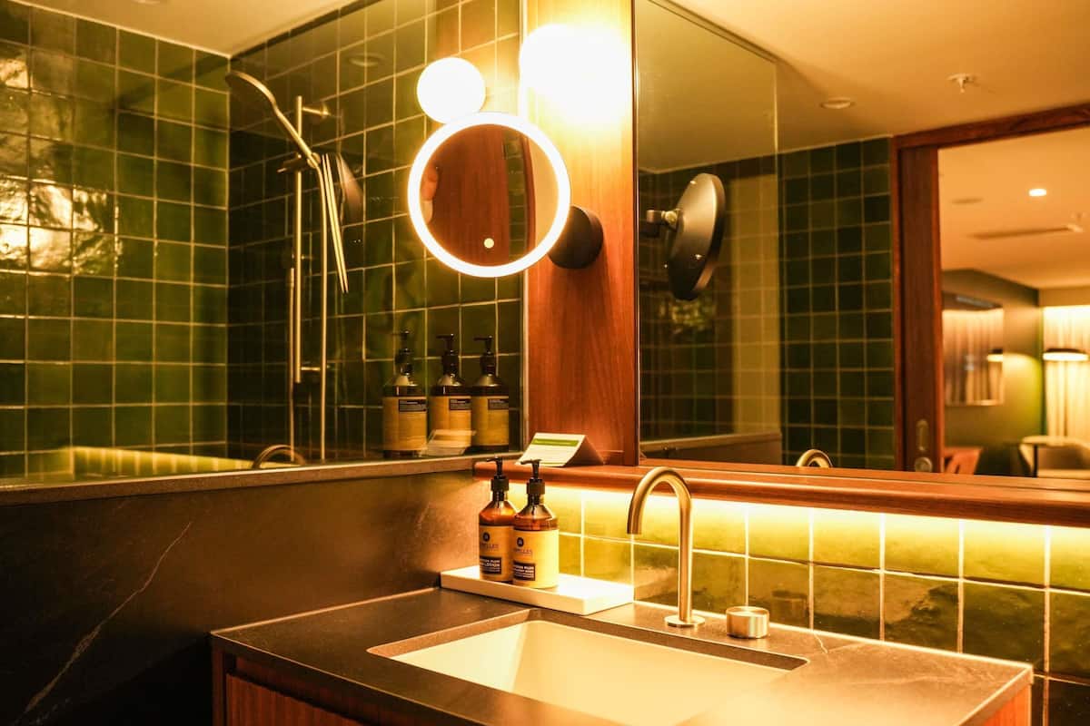 Ropa de cama de alta calidad y artículos del minibar gratis