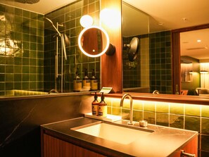 Ilmaiset hygieniatuotteet, hiustenkuivaaja, kylpytakit, tohvelit