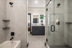 Shower, hair dryer, towels - Vizcaya #10 - Moab's Newest Luxury Rental (Moab)